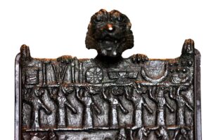 Close-up of Pazuzu holding a Protection plaque against Lamashtu via Louvre (CC BY-SA 2.0 fr)